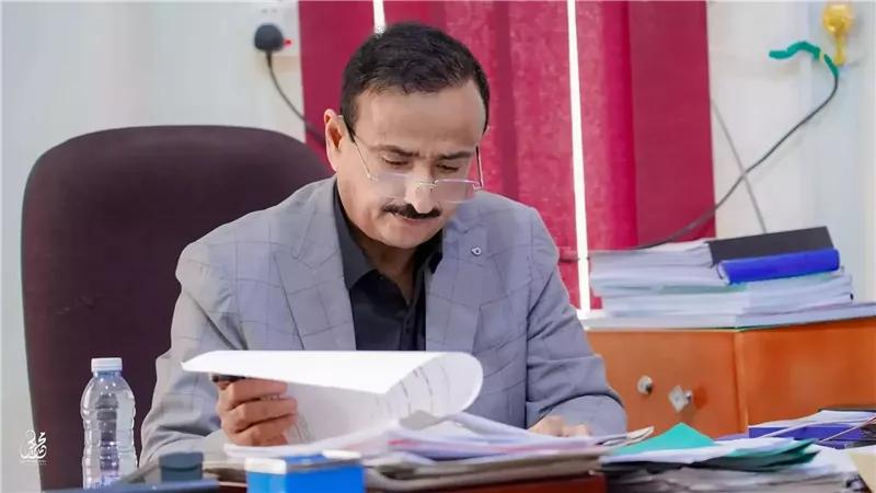 محافظ شبوة يطلع على آليات تنفيذ برنامج دعم الموسم الثالث لزراعة القمح