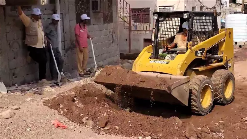 مؤسسة شروين للتنمية تنظم مبادرة لرفع مخلفات السيول من شوارع العاصمة عدن