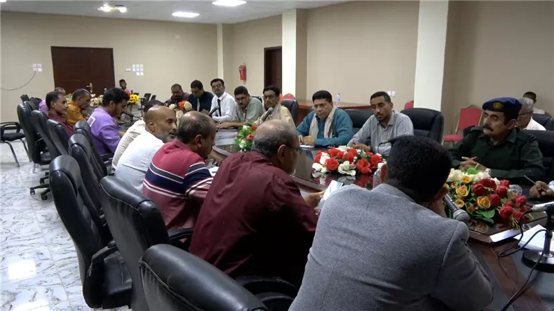 أمين محلي لحج يبحث جهود لجنة الطوارئ لمواجهة أضرار المنخفض الجوي 