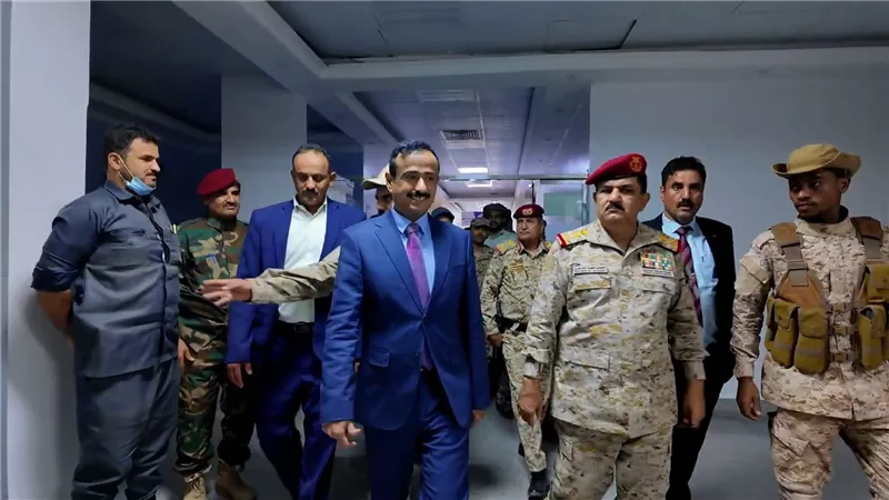 وزير الدفاع ومحافظ شبوة يقومان بجولة ميدانية في مدينة عتق لتفقد مشاريع تنموية
