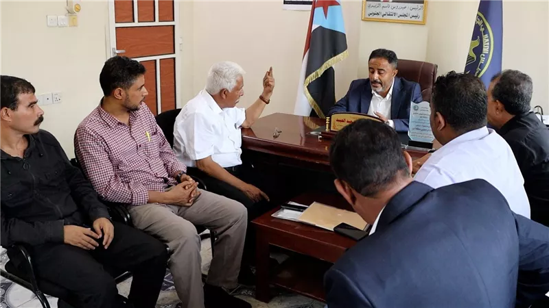 انتقالي أبين يبحث التحديات الخدمية والأمنية مع قيادات المحافظة