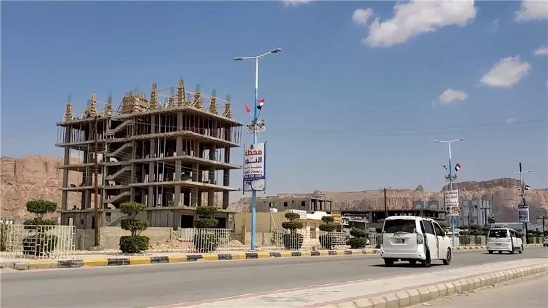 أعلام الجنوب تزين شوارع عتق احتفالاً بالذكرى الـ62 لثورة 14 أكتوبر