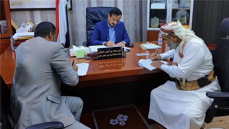 محافظ شبوة يدشن مشروع توسعة المدخل الغربي لمدينة عتق 