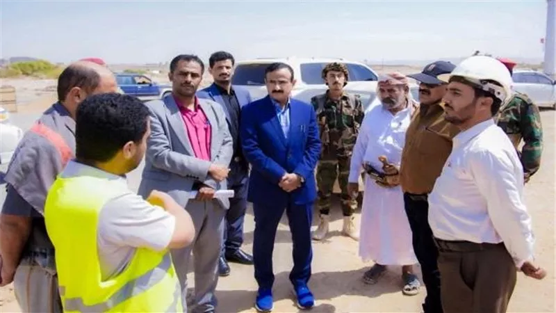 محافظ شبوة يدشن مشروع توسعة وإنارة المدخل الغربي لمدينة عتق