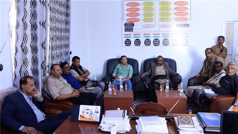 فريق التوجيه والرقابة الرئاسي يزور فرع مصلحة الضرائب في شبوة