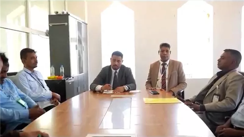 وكيل محافظة سقطرى يتفقد مطار أرخبيل ويبحث تطوير الخدمات السياحية