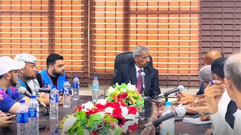 محافظ لحج يترأس اجتماعاً لمناقشة المشاريع التنموية والخدمية