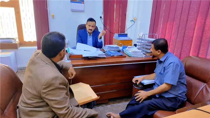 محافظ شبوة يطلع على تصاميم مشروع جمعية المعاقين ويؤكد دعم جهودها الإنسانية