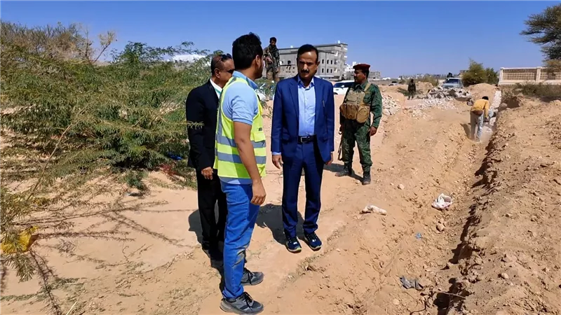 محافظ شبوة يتفقد مشروع المدينة الطبية المتكاملة في عتق