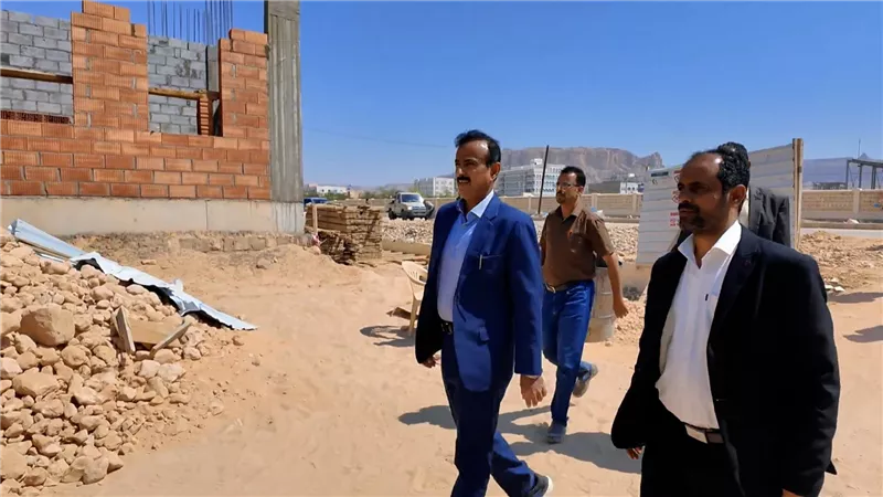 محافظ شبوة يتفقد مشروع مركز علاج سوء التغذية بعتق