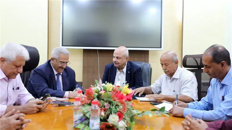 فريق التوجيه الرئاسي يزور الهيئة العليا للأدوية ويطلع على سير عملها بالعاصمة عدن