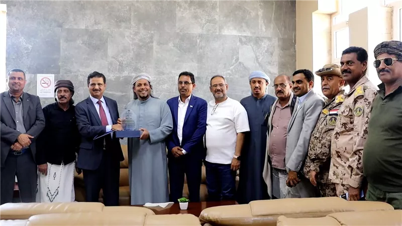 محافظ سقطرى يودع فريق التوجيه والرقابة الرئاسي بعد انتهاء جولتهم بالمحافظة