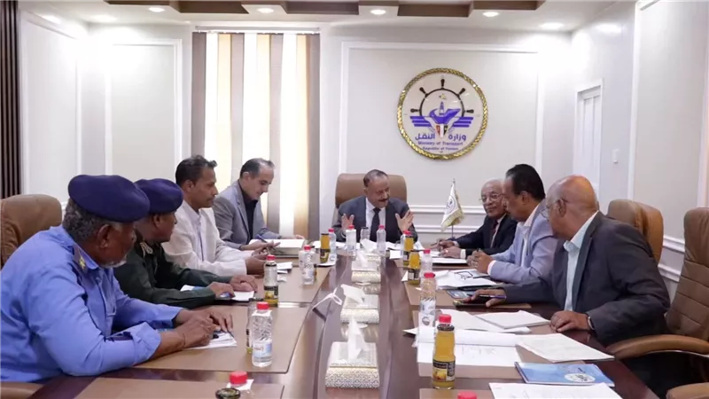 اللجنة الوزارية العليا تعقد اجتماعًا للتحقيق في حادثة احتراق حافلة العرقوب بأبين