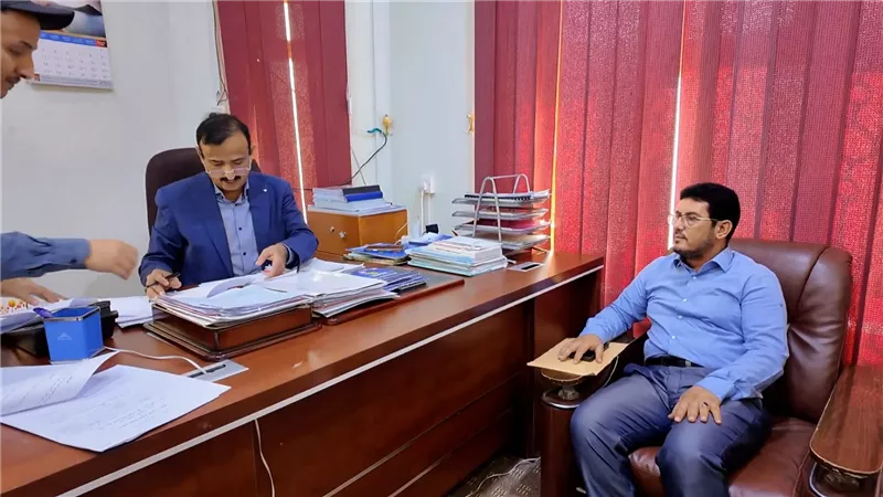 محافظ شبوة يطلع على مشاريع جديدة لصيانة الطرق بالمحافظة
