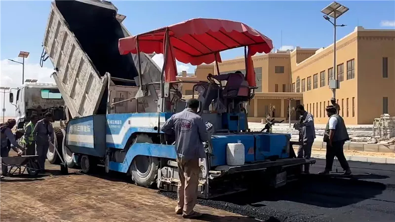 المهرة.. بدء أعمال السفلتة بمواقف مدينة الملك سلمان الطبية 