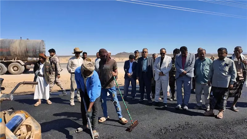 شبوة تدشّن توسعة المدخل الغربي لعتق لتحسين الحركة المرورية