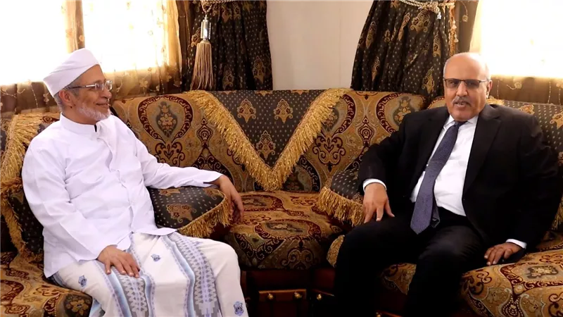 الكثيري يطّلع على أوضاع جامعة الأحقاف وتخصصاتها الأكاديمية