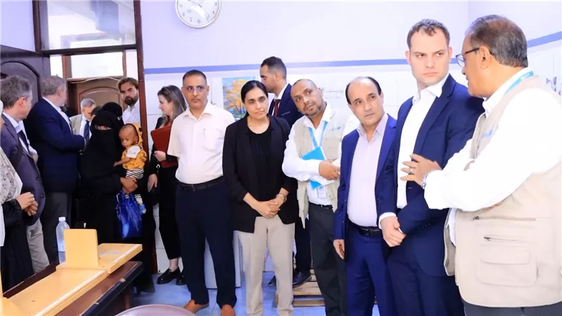 مدير دارسعد يستقبل وفدًا بريطانيًا زائرًا لمجمع المديرية الصحي