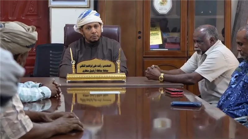 محافظ سقطرى يشدد على تعزيز تماسك القبائل ودعم الاستقرار المجتمعي
