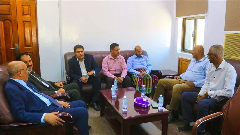 الكثيري يتفقد فرع البنك المركزي بسيئون