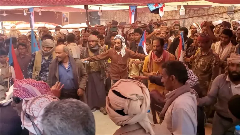 مخيم الاعتصام المفتوح في عتق بشبوة يستقبل وفودًا كبيرة من أبناء الصعيد وجردان