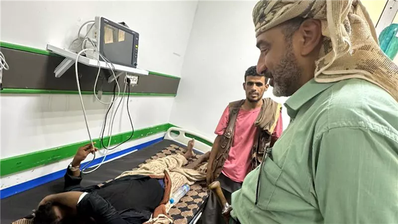 عبدالعزيز الجفري يطمئن على حالة جرحى الهجوم الإرهابي في عارين بشبوة