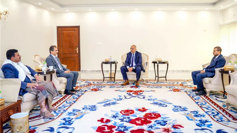 الرئيس الزُبيدي يطّلع على المخطط الإنشائي لمشروع مركز المؤتمرات والمعارض بمحافظة شبوة