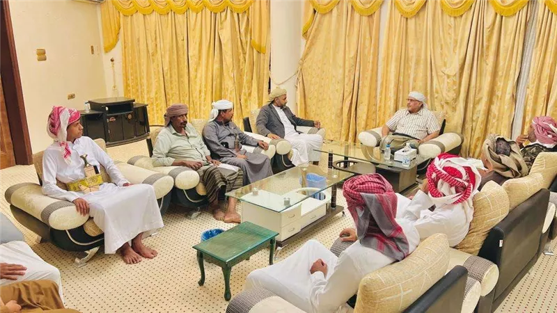 الكثيري يلتقي عددا من مشايخ ووجهاء من قبيلة آل بلعبيد في سيئون