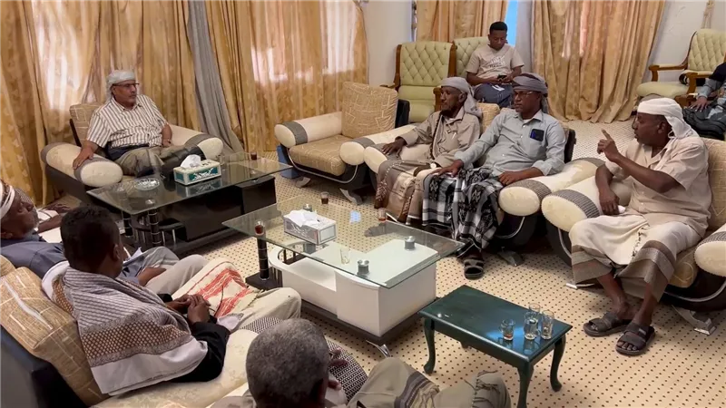 الكثيري يبحث مع شيوخ آل نوبة والبحرية تعزيز الأمن واستقرار وادي حضرموت