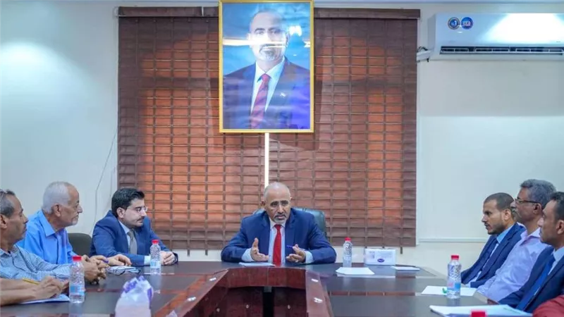 الرئيس الزُبيدي يزور وزارة المياه والبيئة ويطّلع على المشاريع المنفذة لتعزيز الموارد المائية