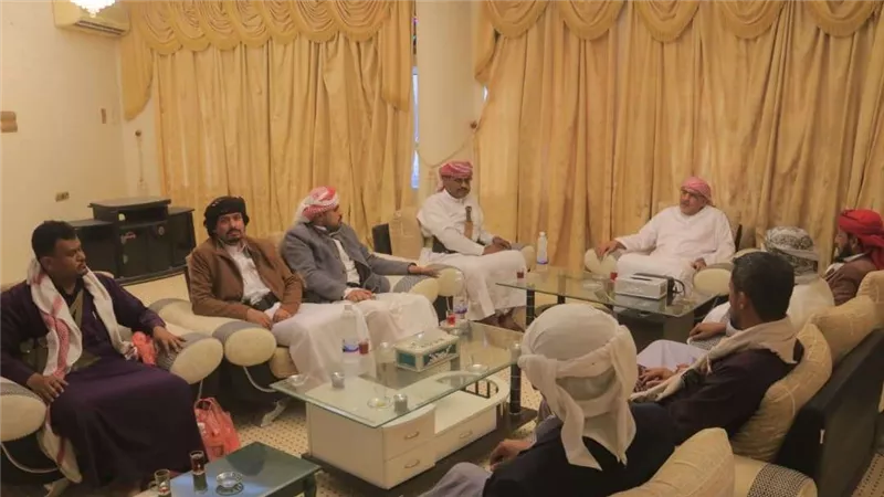 رئيس الجمعية الوطنية يلتقي شباب من آل كثير بوادي حضرموت