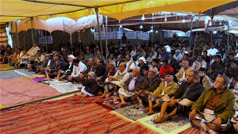 أبناء شبوة يؤدون صلاة جمعة 