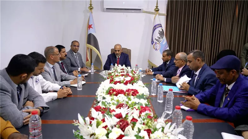 الرئيس الزُبيدي يطّلع على سير العمل في وزارتي الشؤون الاجتماعية والخدمة المدنية والتأمينات