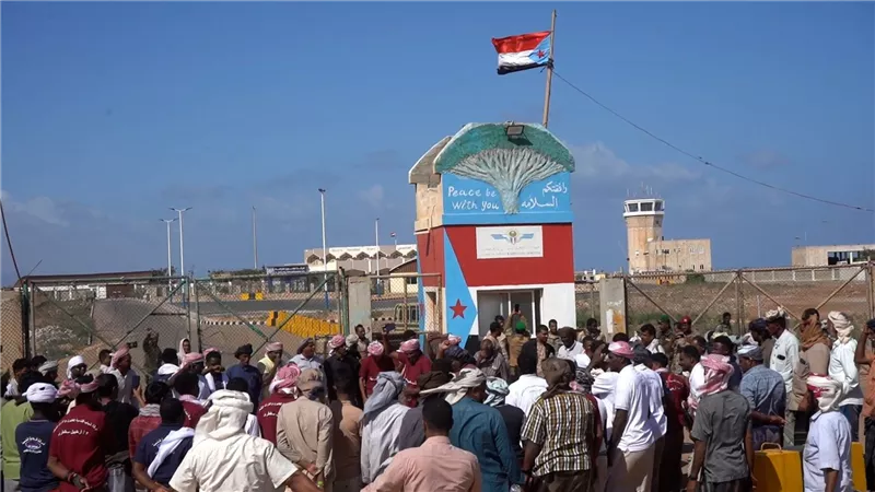مئات السياح الأجانب عالقين في سقطرى إثر تعليق الجوي في المحافظة 