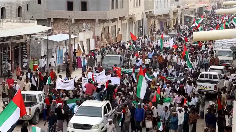 مسيرات كبرى في سقطرى تؤيد الإعلان الدستوري لدولة الجنوب العربي وتشيد بالدور الإماراتي التنموي في الأرخبيل