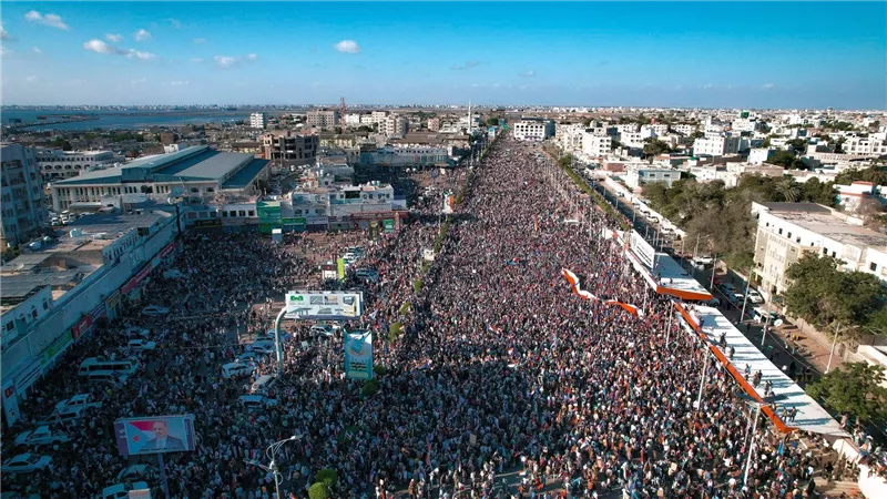 استجابة لدعوة الرئيس الزُبيدي .. أبناء الجنوب يحتشدون بالعاصمة عدن في مليونية تأييد الإعلان الدستوري 