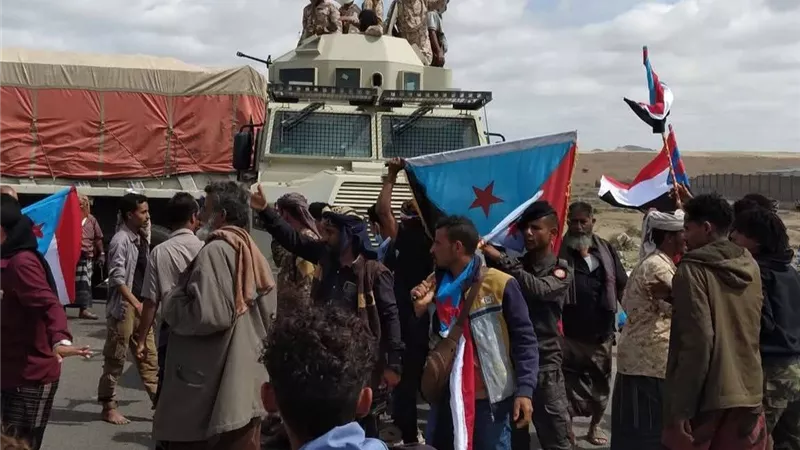 حشود ردفان والضالع ويافع تجبر القوات المدعومة سعودياً على فتح الطريق أمام الزحف الجماهيري صوب عدن