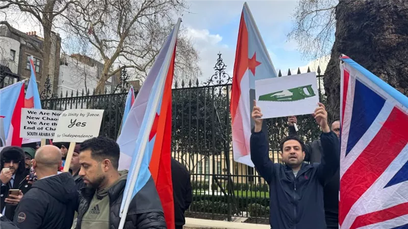 وقفة احتجاجية لأبناء الجنوب أمام السفارة السعودية في لندن تنديداً بقصف المدنيين وعسكرة المدن