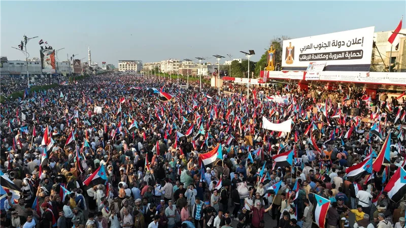 مليونية حاشدة في عدن تجدد التفويض للرئيس الزُبيدي وتطالب بالإفراج عن الوفد الجنوبي المحتجز بالرياض (ملف مصور)