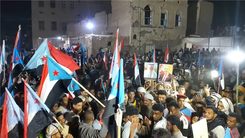 أبناء وادي حضرموت ينتفضون رفضاً للوصاية السعودية ويجددون التفويض للانتقالي والرئيس الزُبيدي