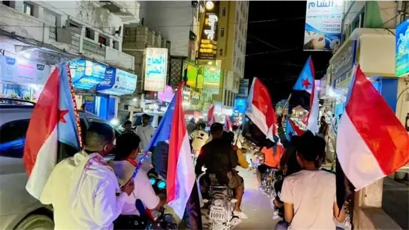  المكلا تنتفض بالدراجات والسيارات تأييداً للرئيس الزُبيدي ورفضاً لاستهداف مؤسسات الجنوب