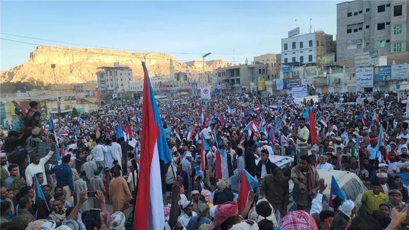الآلاف من أبناء وادي حضرموت يحتشدون في مسيرة “الثبات والصمود” بسيئون ويجددون التفويض الشعبي للمجلس الانتقالي (بيان)