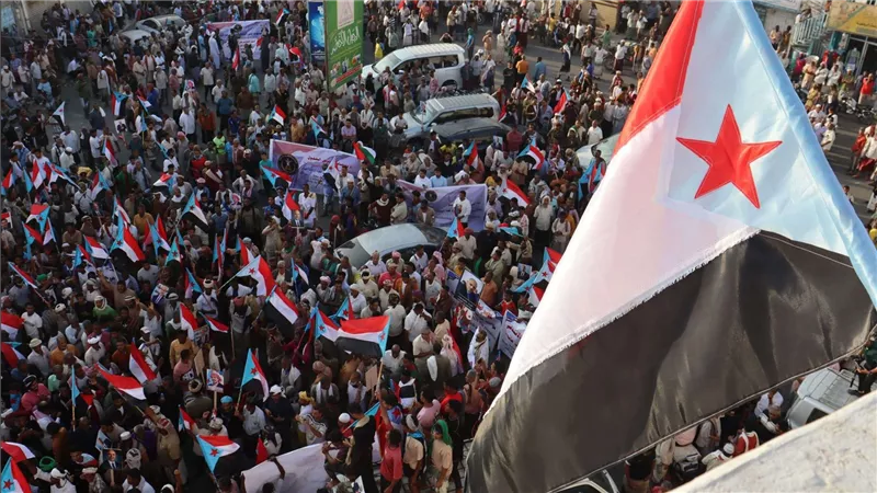حشود مليونية في المكلا تؤكد “الثبات والتحدي” وتطالب بطرد قوات الاحتلال اليمني وتجدد التفويض للمجلس الانتقالي الجنوبي (بيان)