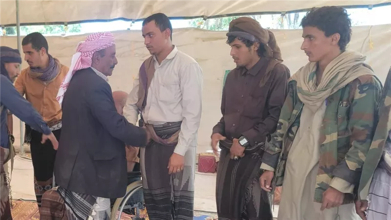 رئيس انتقالي شبوة يعزي أسرتي الشهيدين 