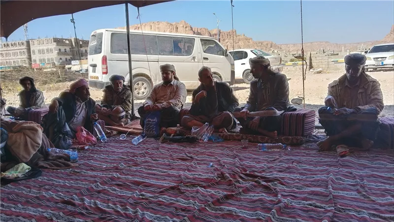 عتق.. وسط توافد شعبي ورسمي مهيب.. انتقالي شبوة يفتتح مخيم العزاء لشهداء المظاهرة السلمية