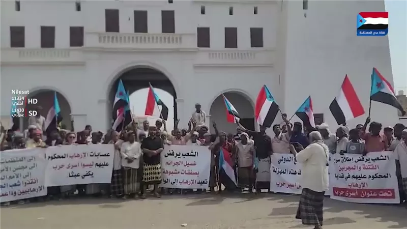 حضرموت | نفّذ انتقالي الشحر وقفة احتجاجية سلمية، تأييداً للنكف القبلي الذي دعت إليه قبائل ردفان