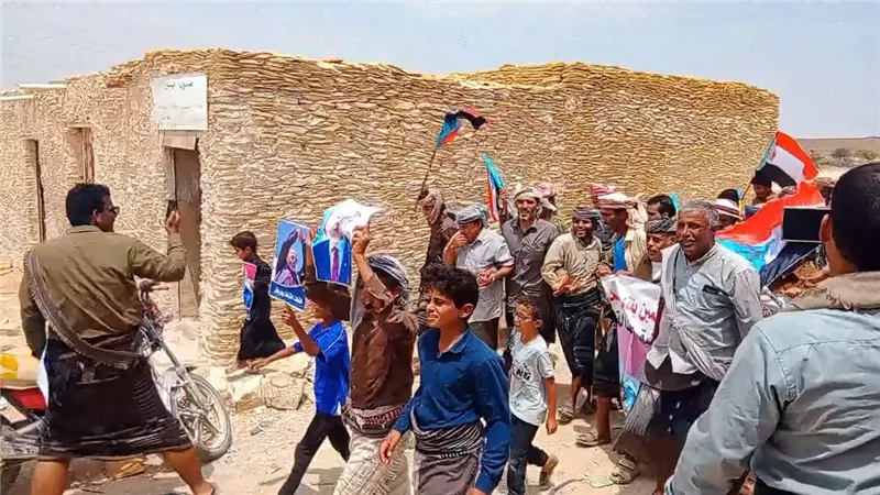 وقفة احتجاجية لأبناء الطلح ترفض إدراج مدانين بالإرهاب ضمن صفقة التبادل 