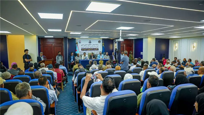 انتقالي العاصمة عدن يعقد لقاءً تشاوريًا موسعًا ويؤكد استمرار التصعيد الشعبي لمواجهة مخططات الوصاية والاحتلال