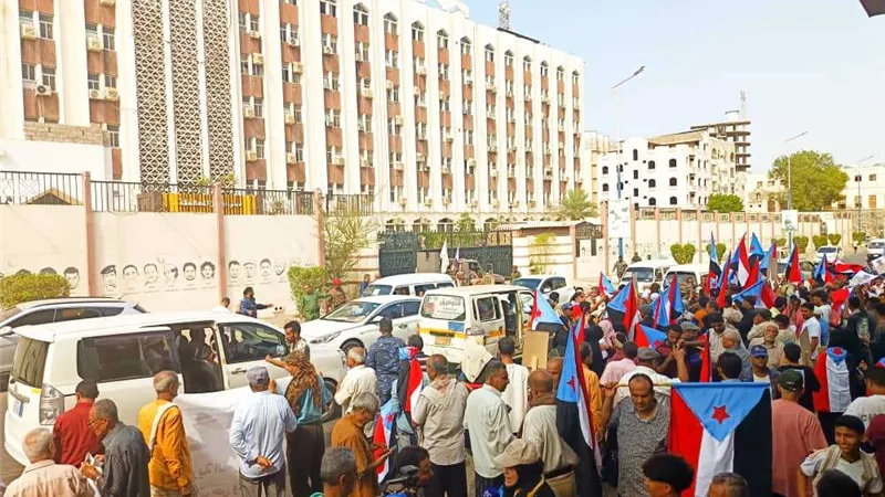 وقفة احتجاجية حاشدة في عدن تؤكد رفض الوصاية والهيمنة السعودية  