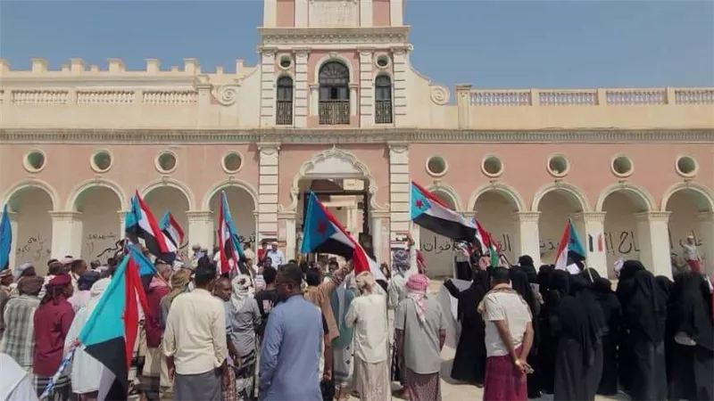 وقفة احتجاجية لأبناء تريم انطلاقا للتصعيد الشعبي ورفضا للإفراج عن الإرهابيين
